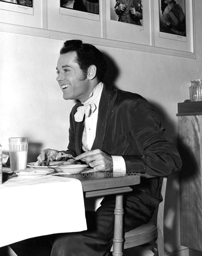 Henry Fonda 1938 Warner Bros. commissary Jezebel wm.jpg